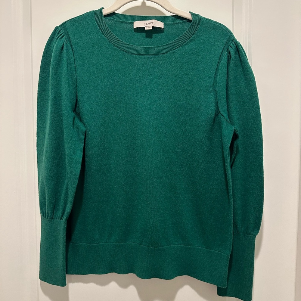 LOFT shamrock green crew neck sweater in good condition!